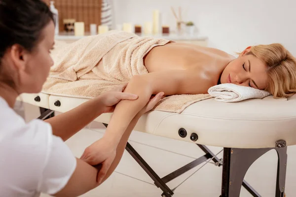 Giovane donna avendo un Relax masage — Foto Stock