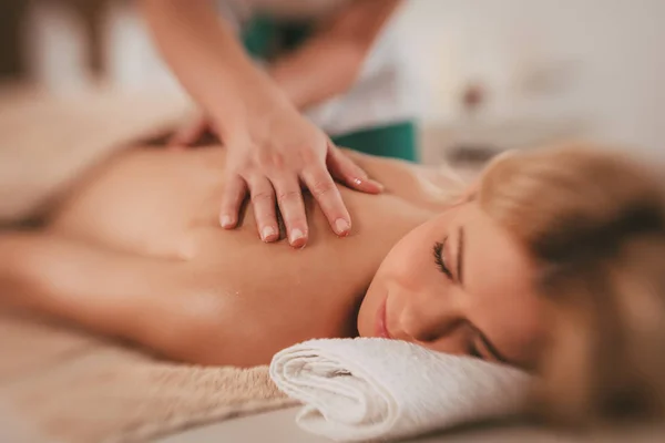 Jovem mulher tendo uma massagem nas costas — Fotografia de Stock