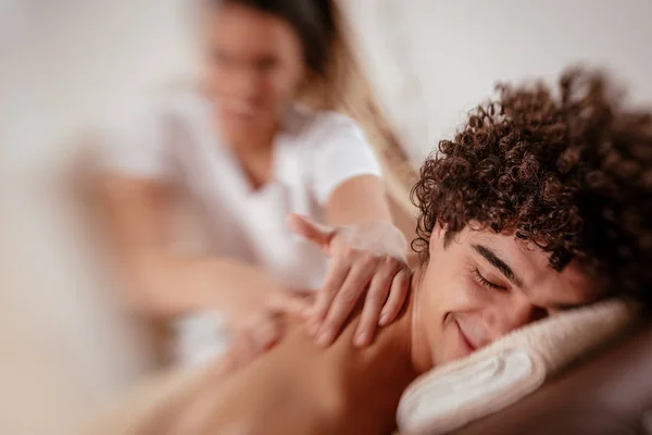 Mladý muž s ramenní masáž — Stock fotografie