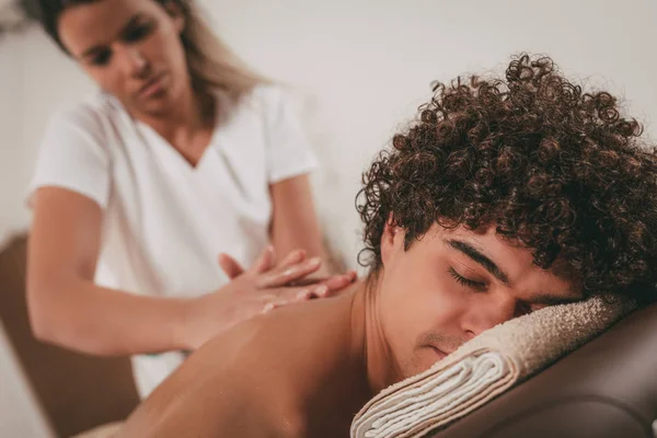 Joven teniendo un masaje de espalda —  Fotos de Stock