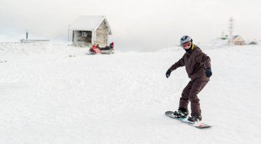 Dağı'nda snowboard
