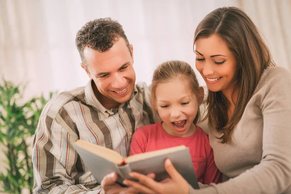 Glückliche Familie zu Hause — Stockfoto