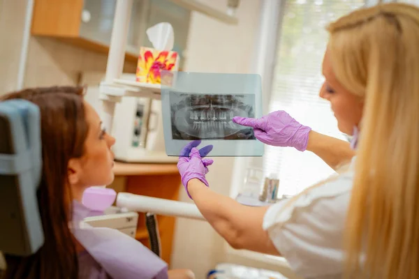 Dentiste à la recherche d'images radiographiques — Photo