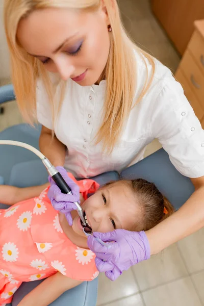 Petite fille chez le dentiste — Photo