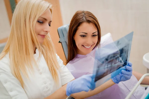 Dentiste à la recherche d'images radiographiques — Photo