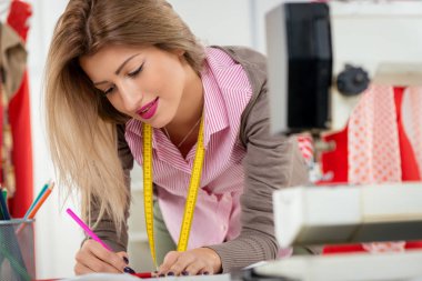 Dikiş desenli moda tasarımcısı