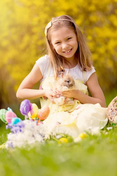 Niña con conejito de Pascua —  Fotos de Stock