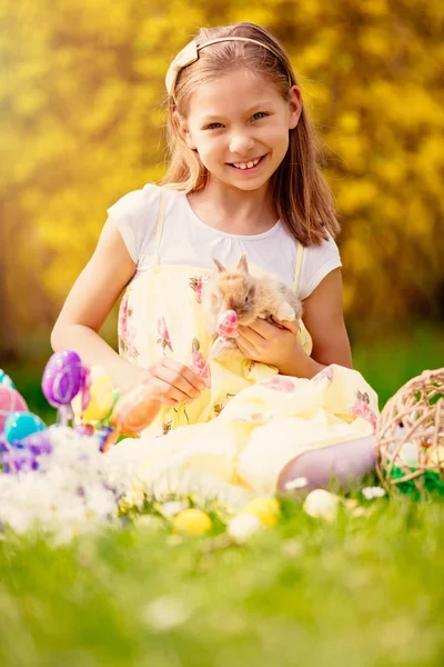 Niña con conejito de Pascua —  Fotos de Stock