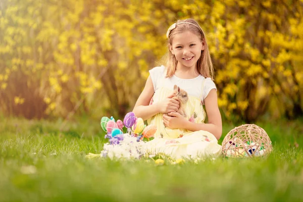 复活节兔子的小女孩 — 图库照片