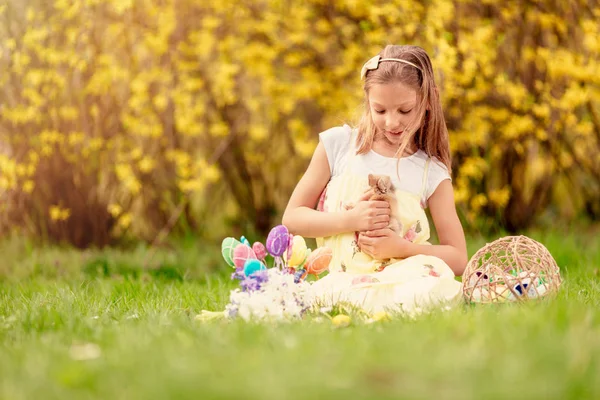 Niña con conejito de Pascua —  Fotos de Stock