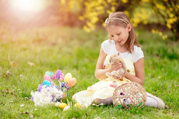 复活节兔子的小女孩 — 图库照片