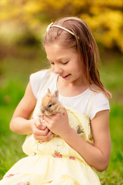 Kleines Mädchen mit Osterhasen — Stockfoto