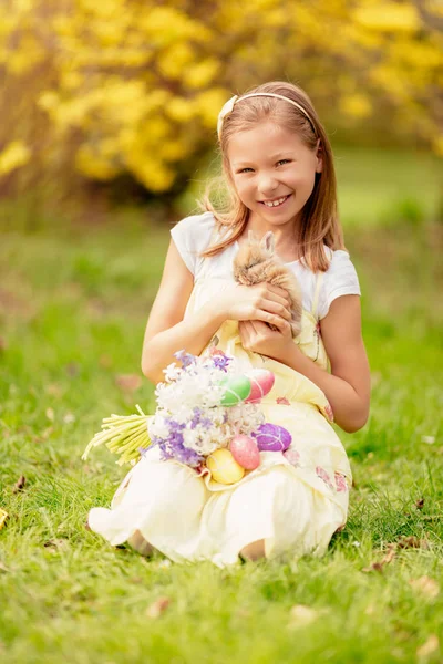 Niña con conejito de Pascua —  Fotos de Stock