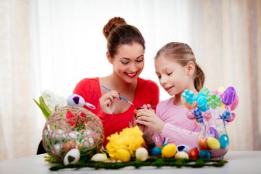 Paskalya yumurtaları boyamak