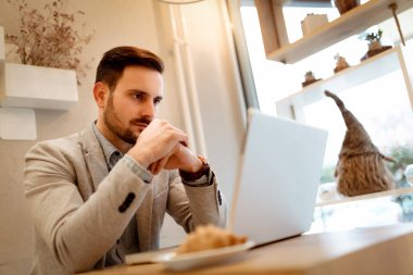 bir kafede çalışıyor