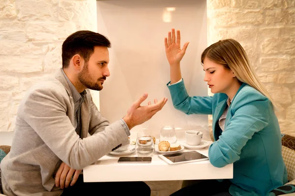 Businessman And Businesswoman Arguing In A Cafe — Stock Photo, Image
