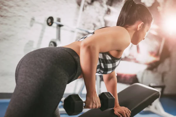Girl Exercising At The Gym — Stock Photo, Image