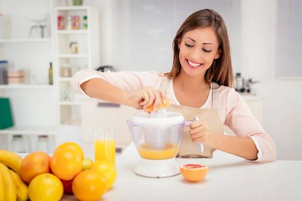 Chica preparando jugo saludable — Foto de Stock