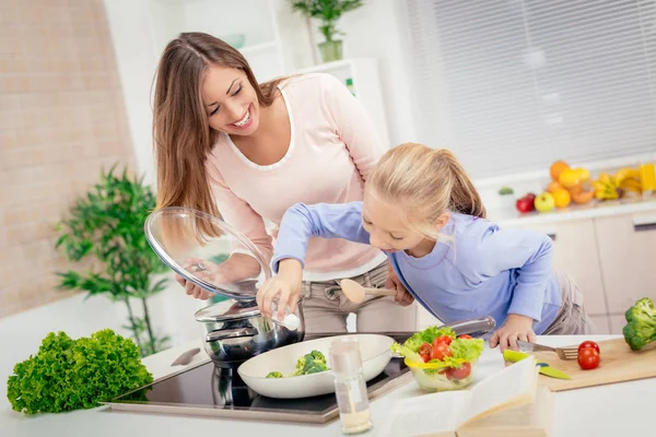 Matka a dcera v kuchyni — Stock fotografie