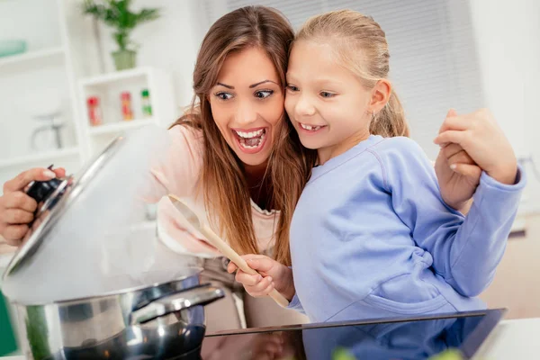 Matka a dcera v kuchyni — Stock fotografie