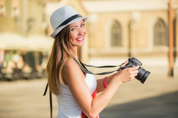 Jonge vrouw fotograaf — Stockfoto