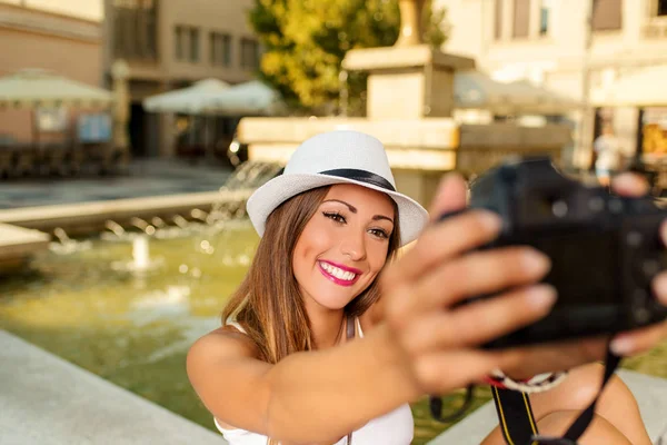 Mooi meisje dat neemt een selfie — Stockfoto