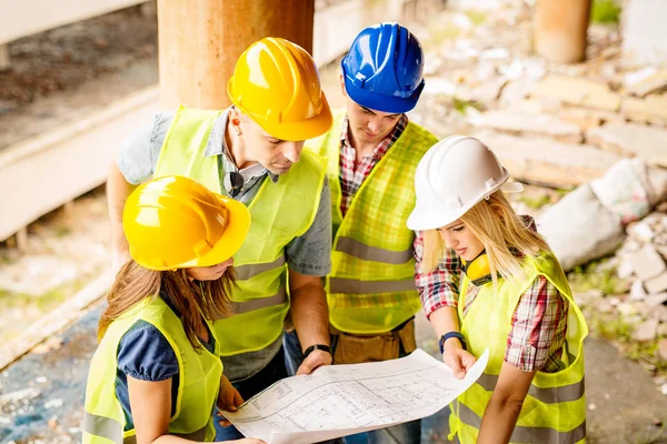 Equipo de arquitectos exitosos — Foto de Stock