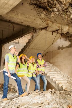 Binada dört inşaat mimarlar