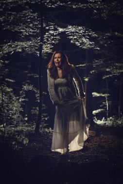 Orman geceleri yürüyen kadın