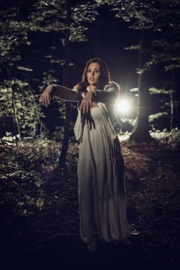 Orman geceleri yürüyen kadın