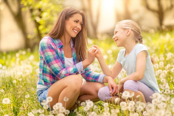 Cute dziewczynka z matką — Zdjęcie stockowe