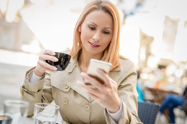 Jonge zakenvrouw zitten in straat Cafe — Stockfoto