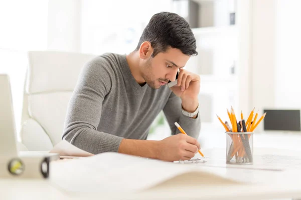 Male contractor analyzing blueprint — Stock Photo, Image