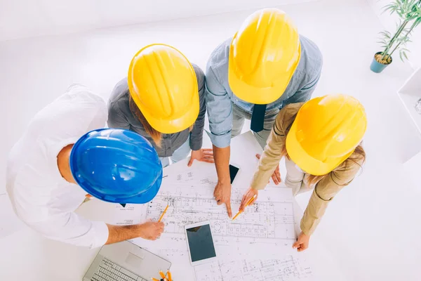 Architects checking architectural plans — Stock Photo, Image