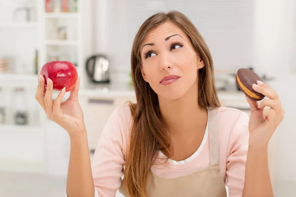 Decisión de la mujer entre manzana o pastel — Foto de Stock