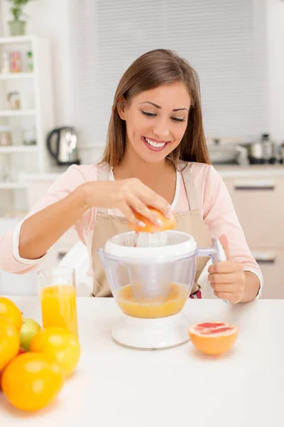 Woman squeezing orange juice — Stock Photo, Image