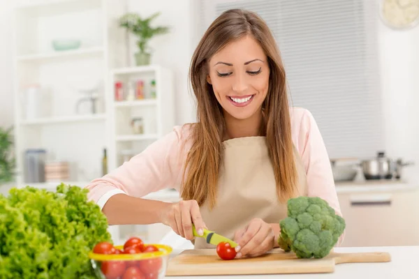 Mulher na cozinha preparando comida vegetariana — Fotografia de Stock