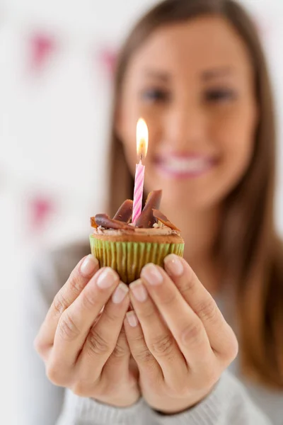 Mulher segurando bolo de aniversário com vela — Fotografia de Stock