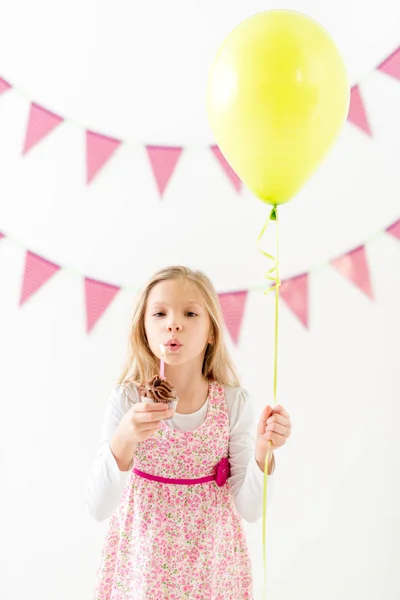 Girl holding balloon and birthday cake — Stock Photo, Image