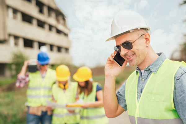 Construction architect using phone — Stock Photo, Image