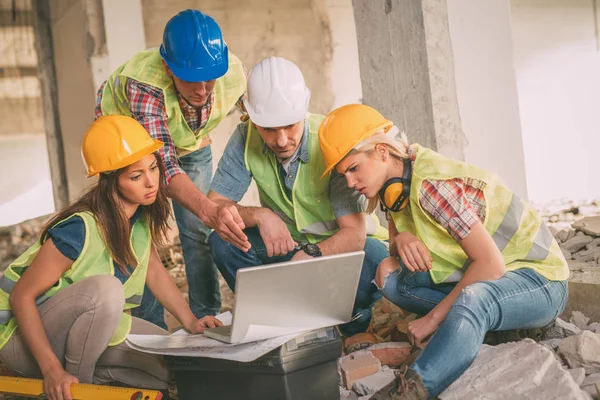 Construction architects review plan — Stock Photo, Image