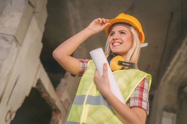 Jovem arquiteta de construção feminina — Fotografia de Stock