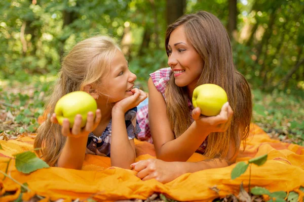 Mom and her little girl in forest — Stock Photo, Image