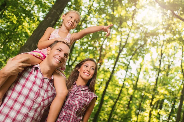 Familia disfrutando caminar en el bosque —  Fotos de Stock