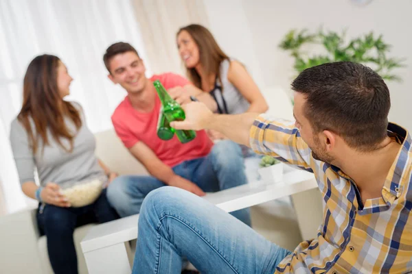 Vrienden genieten van bier en cheers — Stockfoto