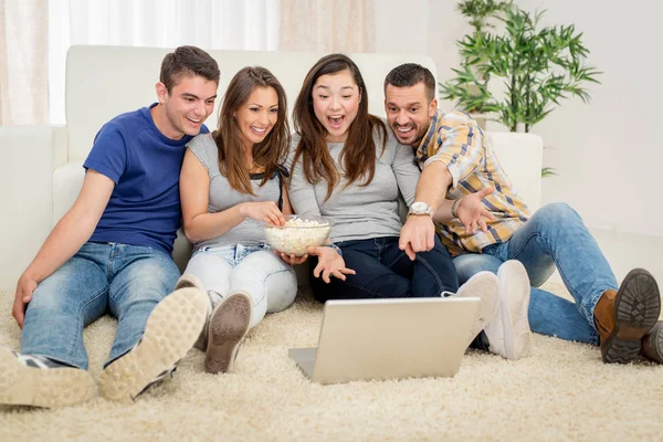 Amigos viendo película juntos en casa —  Fotos de Stock