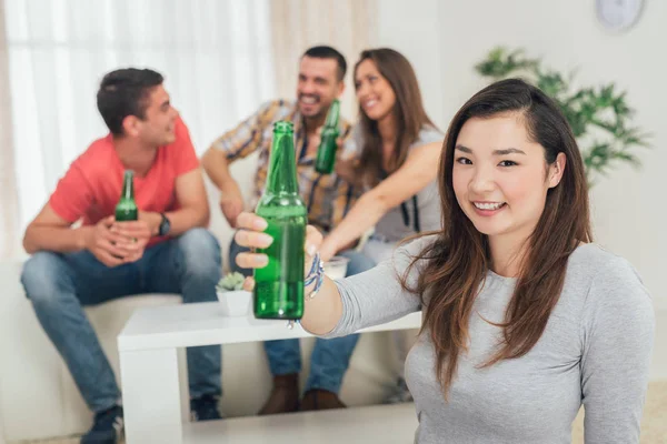 Японская девушка улыбается на домашней вечеринке — стоковое фото
