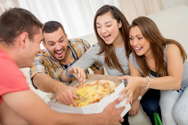 Friends enjoying pizza together — Stock Photo, Image