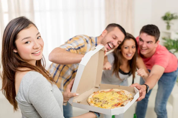 Friends enjoying pizza together — Stock Photo, Image