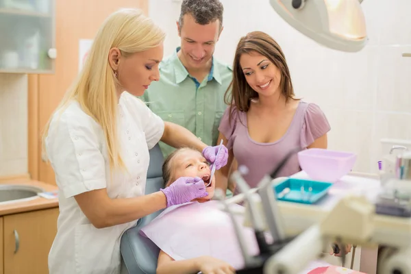 Dívka a její rodiče navštívit zubaře — Stock fotografie